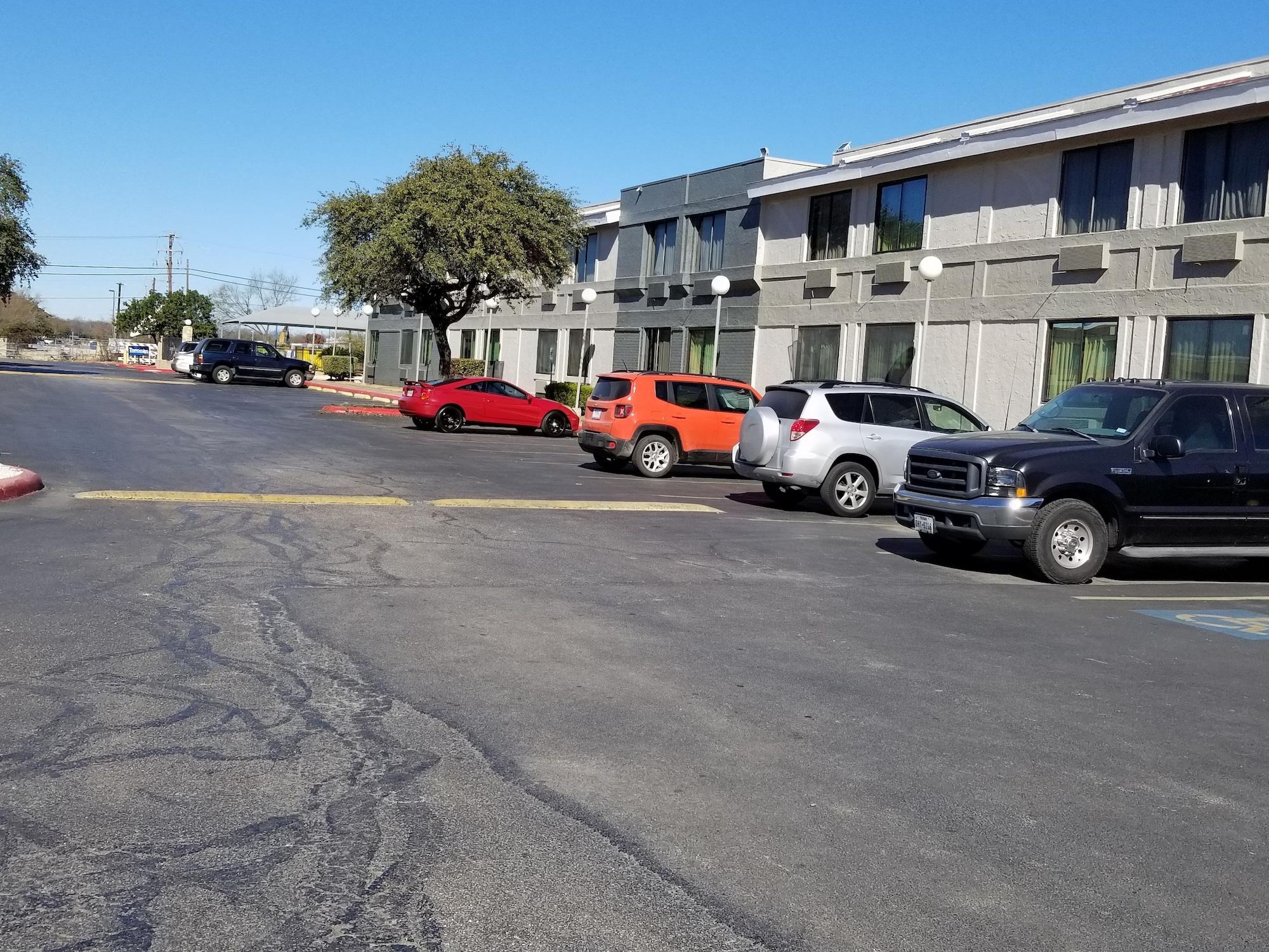 Vista Exterior Travelodge by Wyndham San Antonio Downtown Northeast