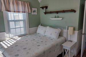 Alquiler Vacacional - "Once Upon a Tide" eclectic beach house with pizza oven, game room, fireplace