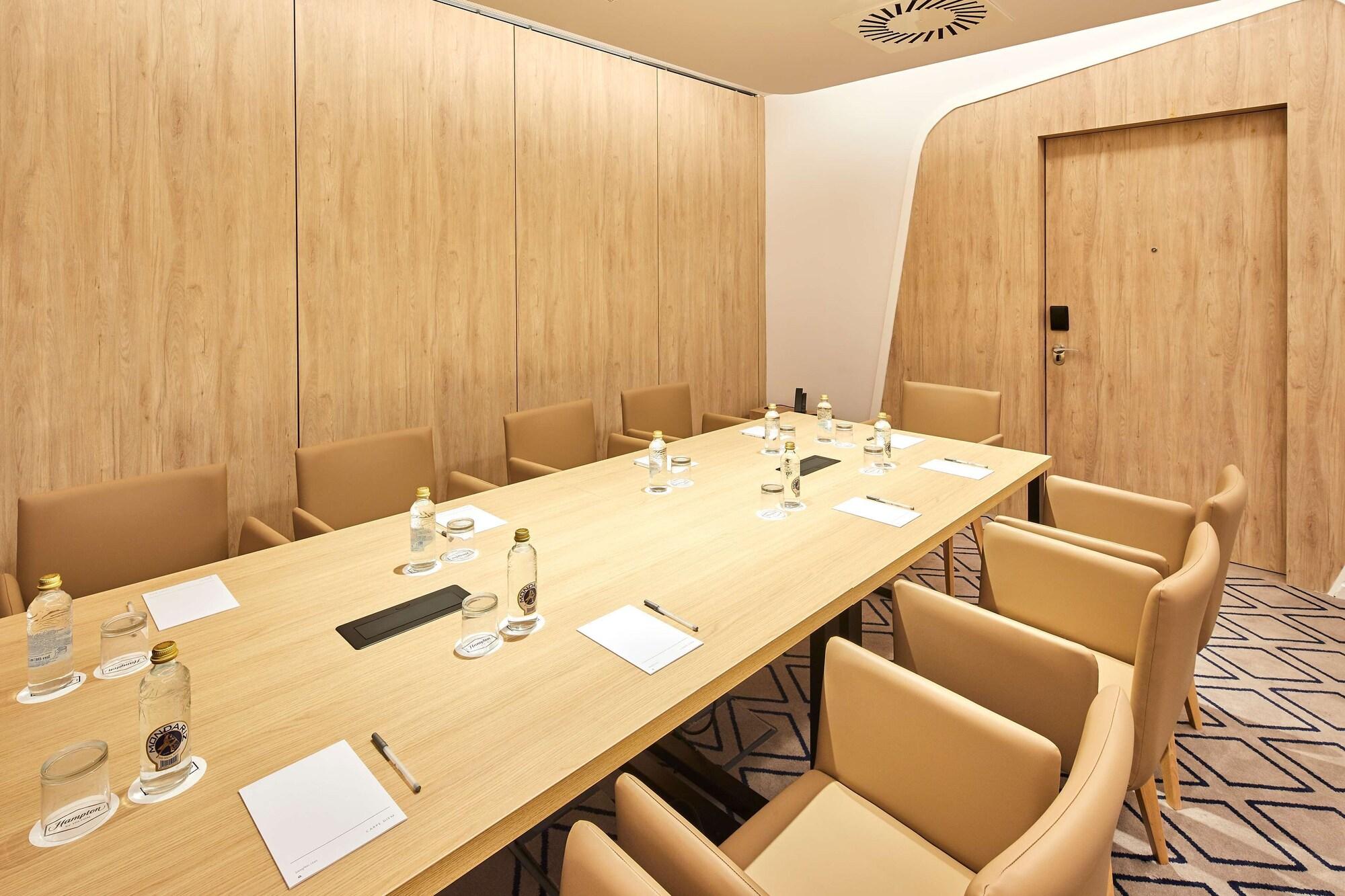 Sala de Reuniones Hampton by Hilton Barcelona Fira Gran Via