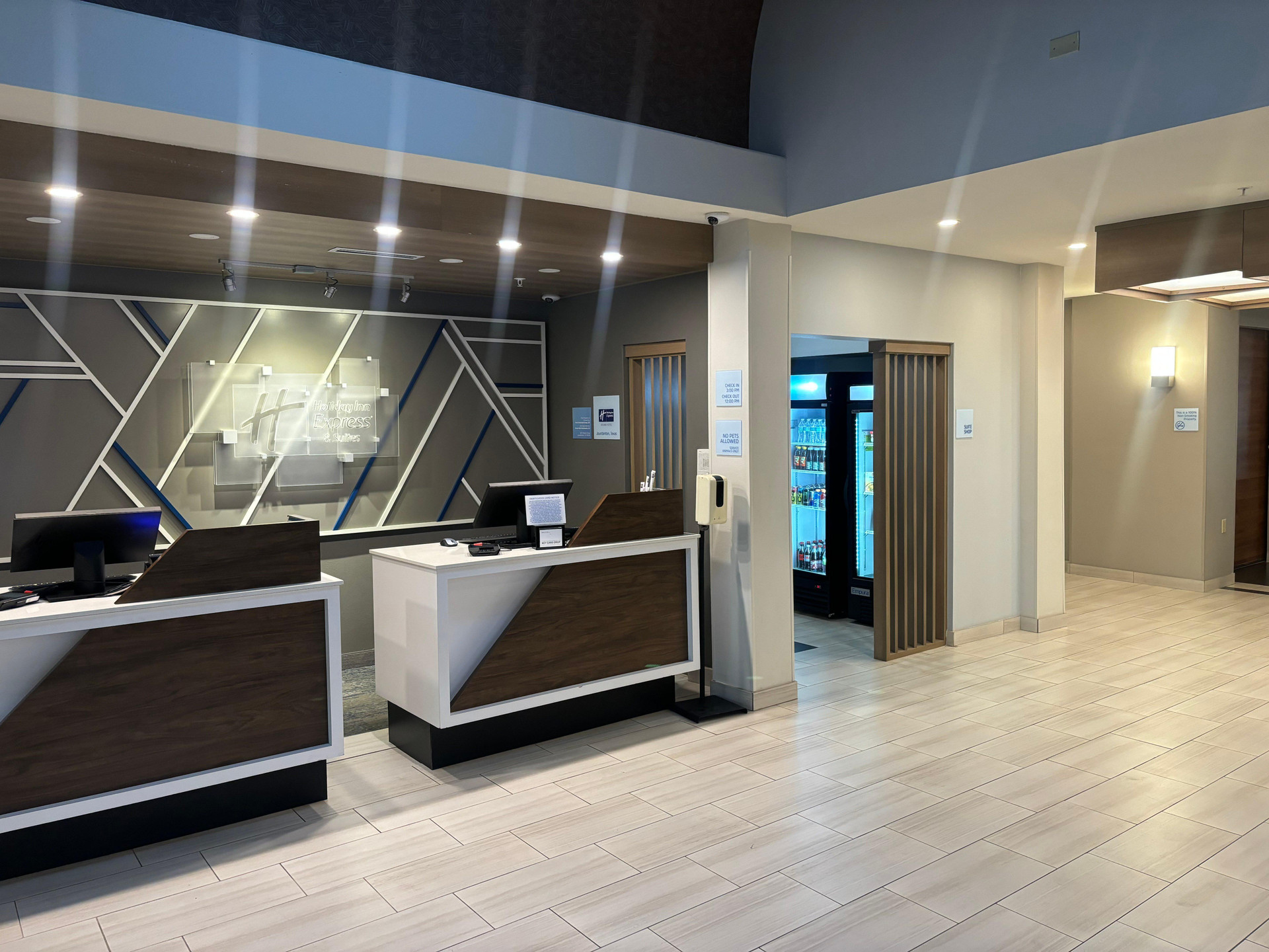 Vista Lobby Holiday Inn Express and Suites Jourdanton Pleasant