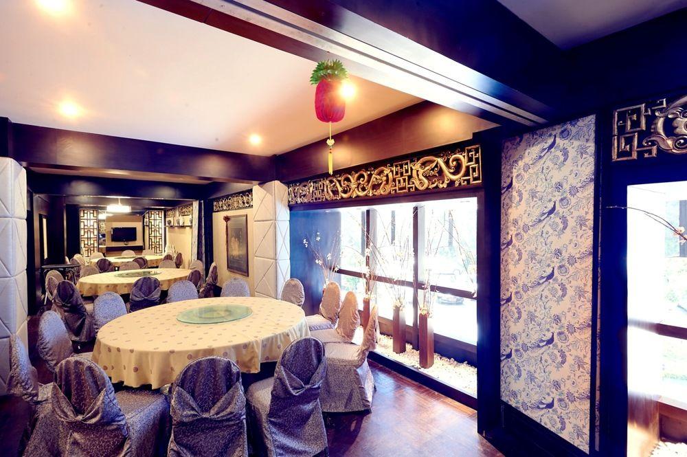 Restaurant Garden Palace Hotel Surabaya