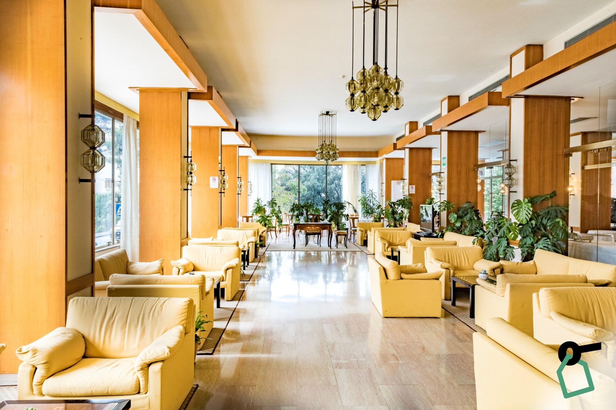 Vista Lobby HOTIDAY Room Collection - Sorrento