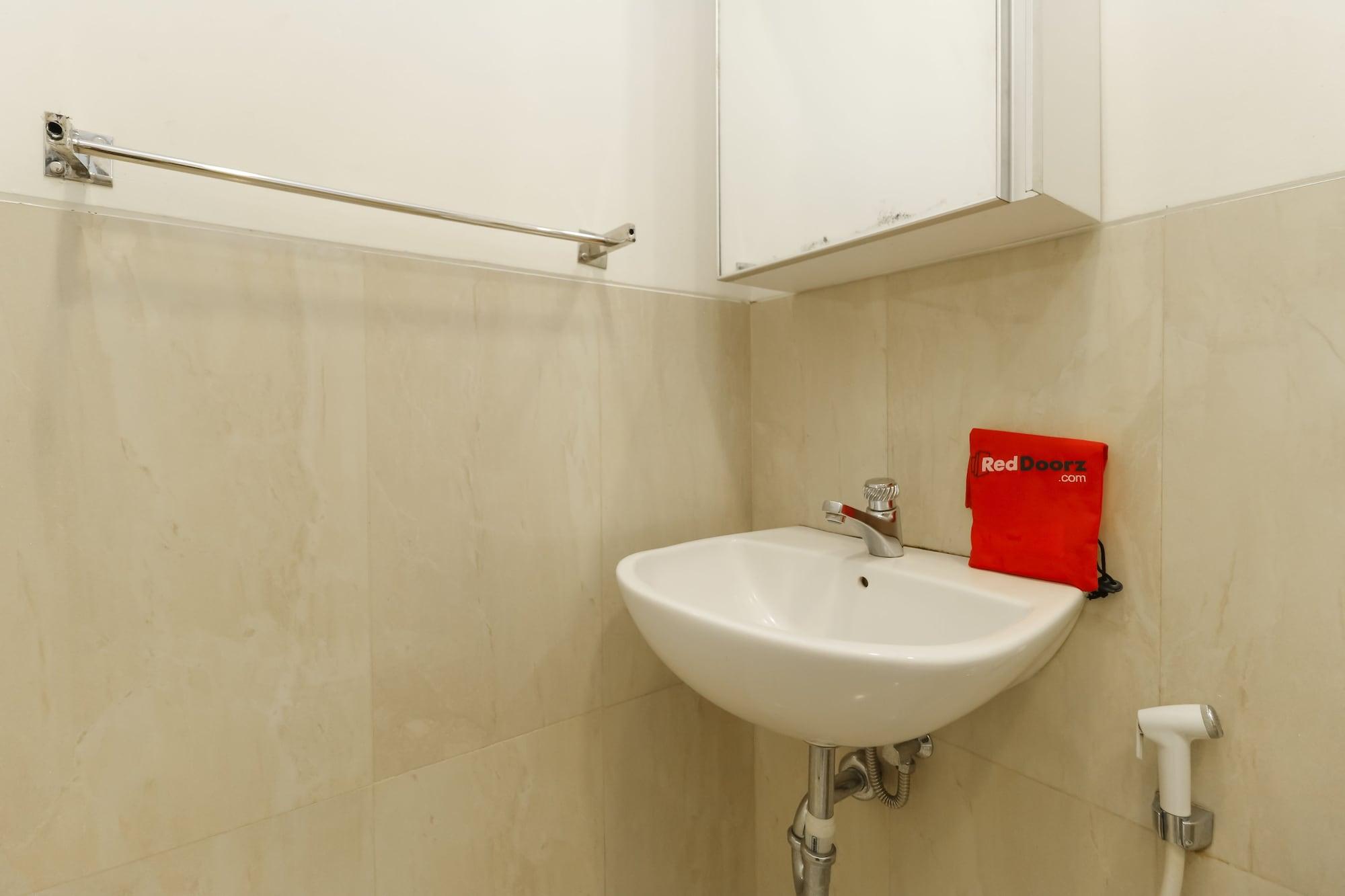 Equipamiento de Habitación RedDoorz Plus @ Tendean