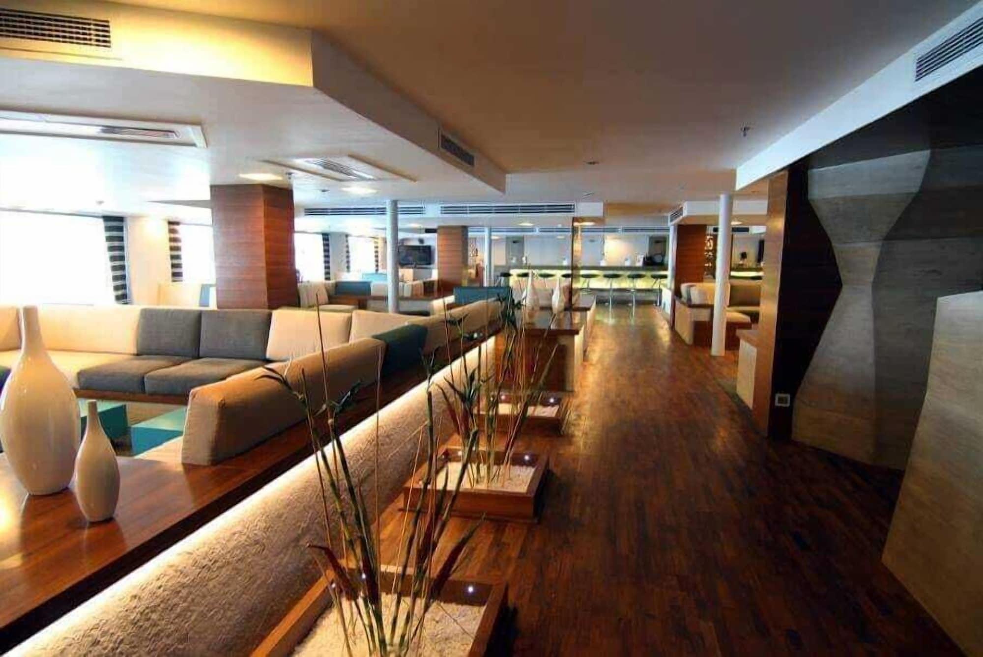 Vista Lobby Le Fayan Nile Cruise - Till 17-9 Sat From Luxor for 4&7 Nights Wed From Aswan for 3&7 Nights - 18-9 to 20-11 Thu from Luxor for 4&7 Nights Mon From Aswan for 3&7 Nights - 22-12 Mon from Luxor for 4&7 Nights Fri From Aswan