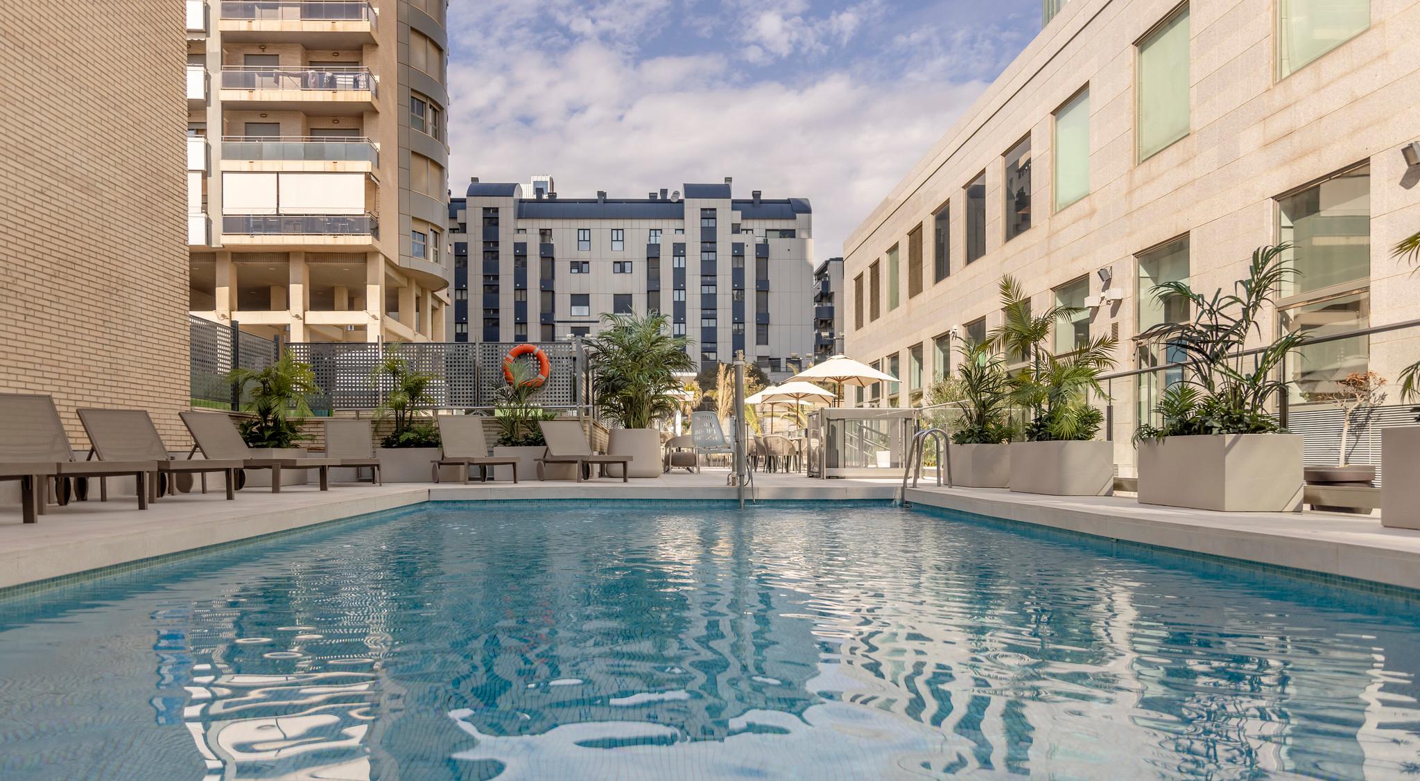 Vista Piscina Hotel ILUNION Valencia 3