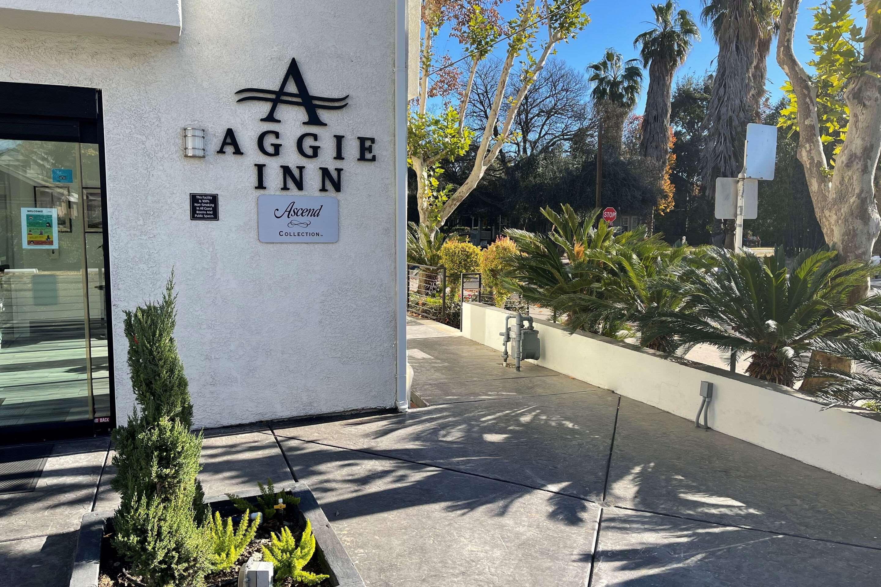 Vista Exterior Aggie Inn, Ascend Hotel Collection
