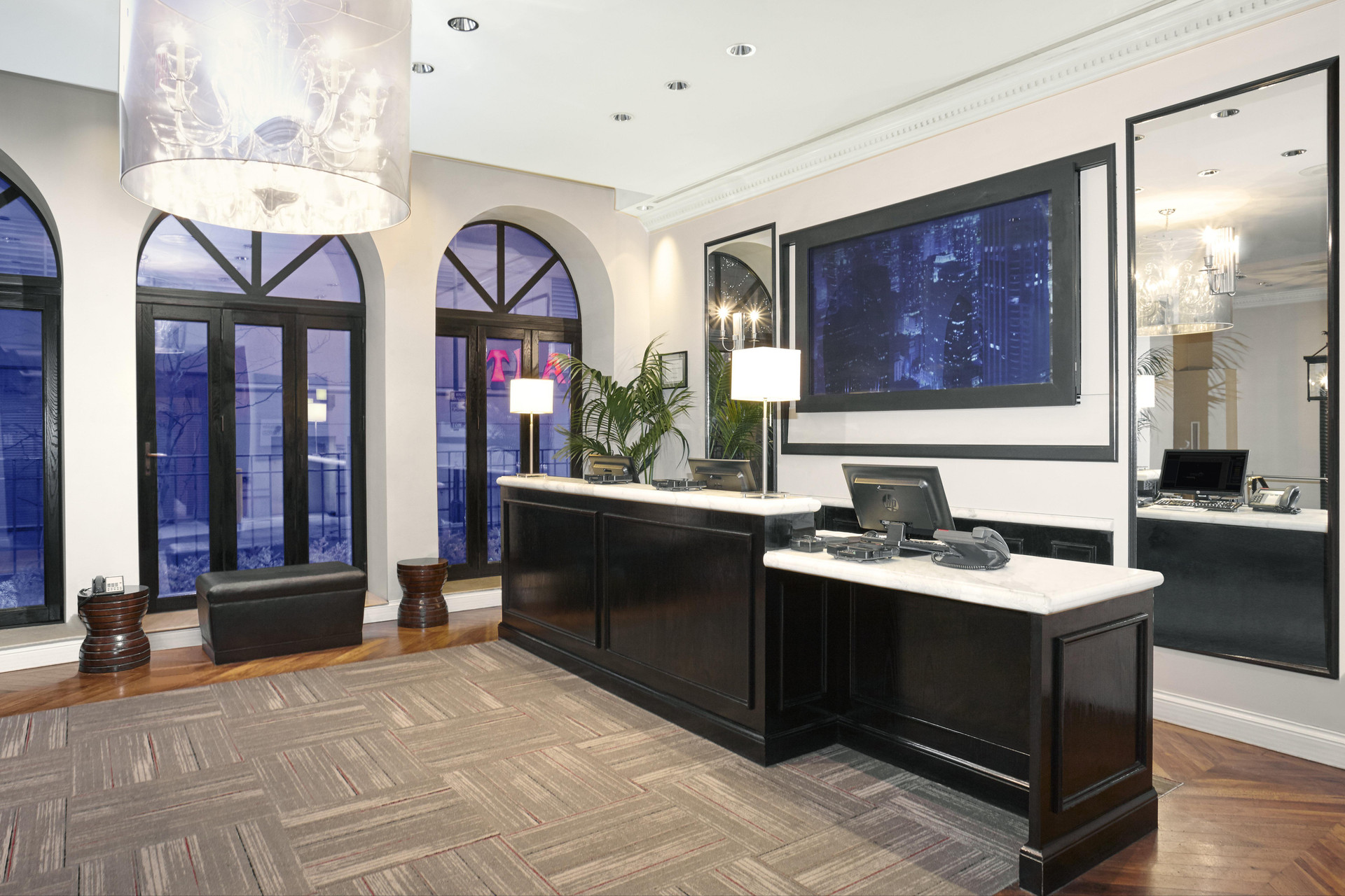 Vista Lobby Holiday Inn Express Chicago - Magnificent Mile by IHG