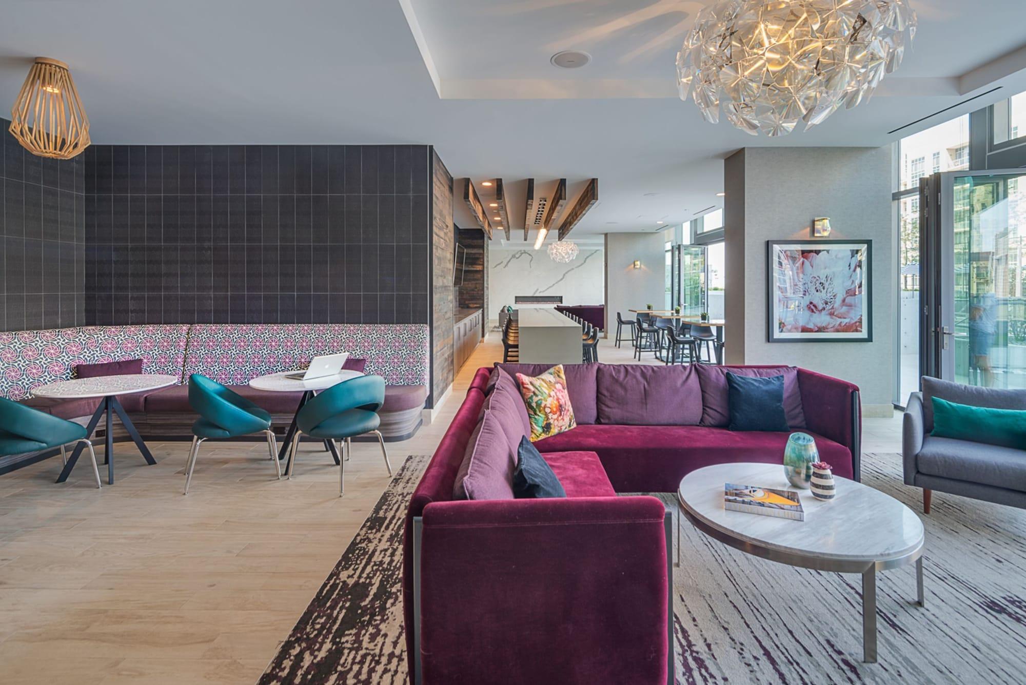 Vista Lobby Level Chicago – Old Town