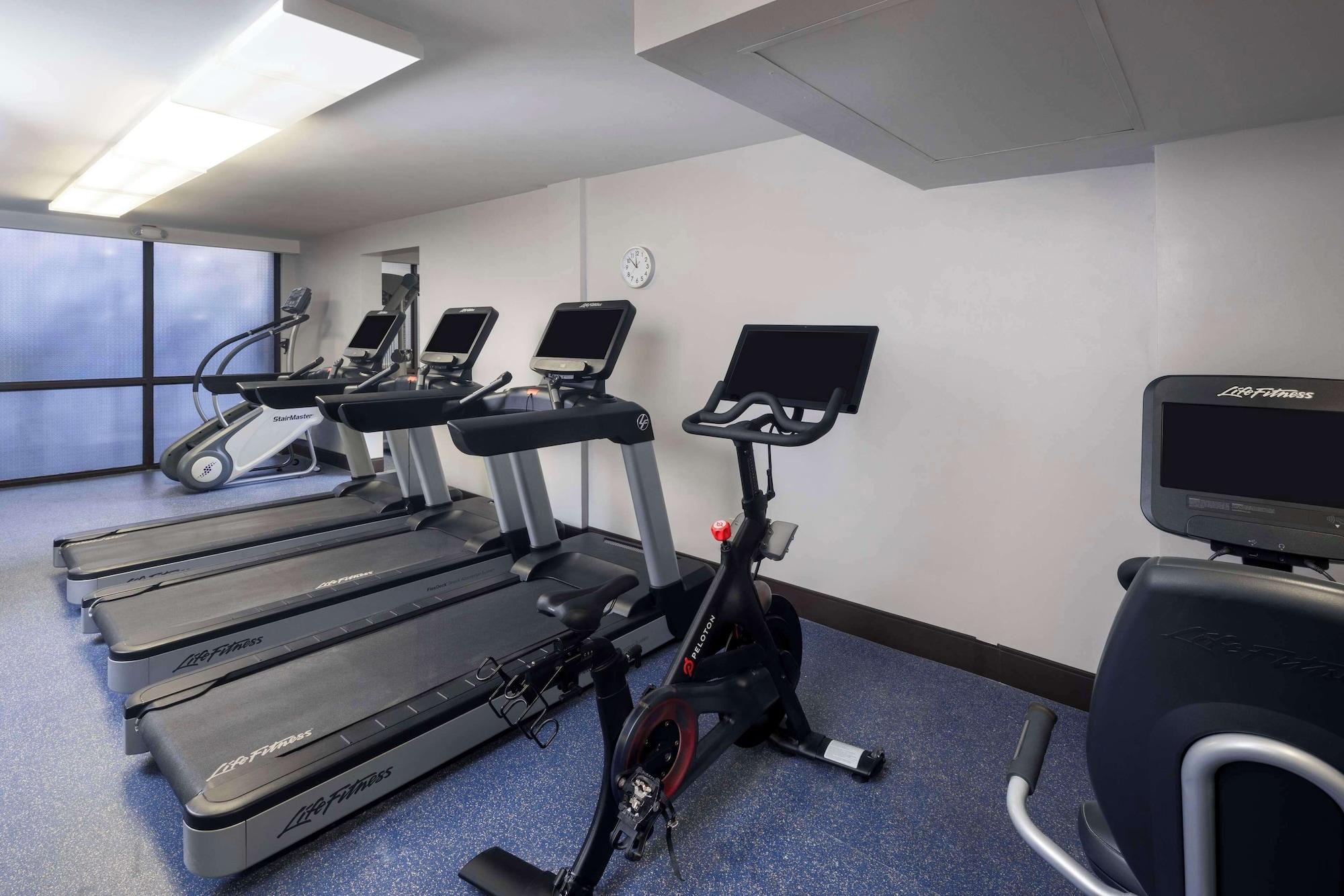 Gimnasio DoubleTree by Hilton Manhattan, KS