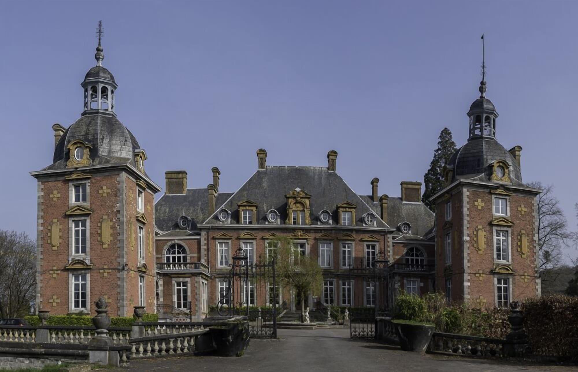 Varios Domaine du Château de la Neuville