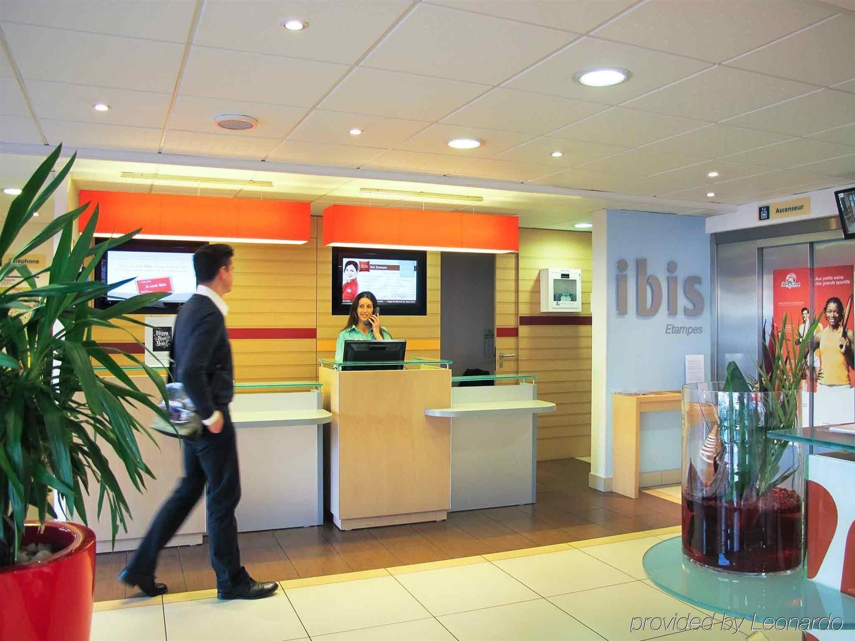 Vista Lobby ibis Etampes