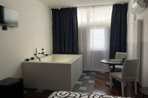 Alojamiento - Panta Rei Charming Rooms and Spa Era room with private spa for exclusive use.