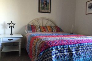 Alquiler Vacacional - Fully furnished 3 bedroom ranch style home with large screened in porch w/garage
