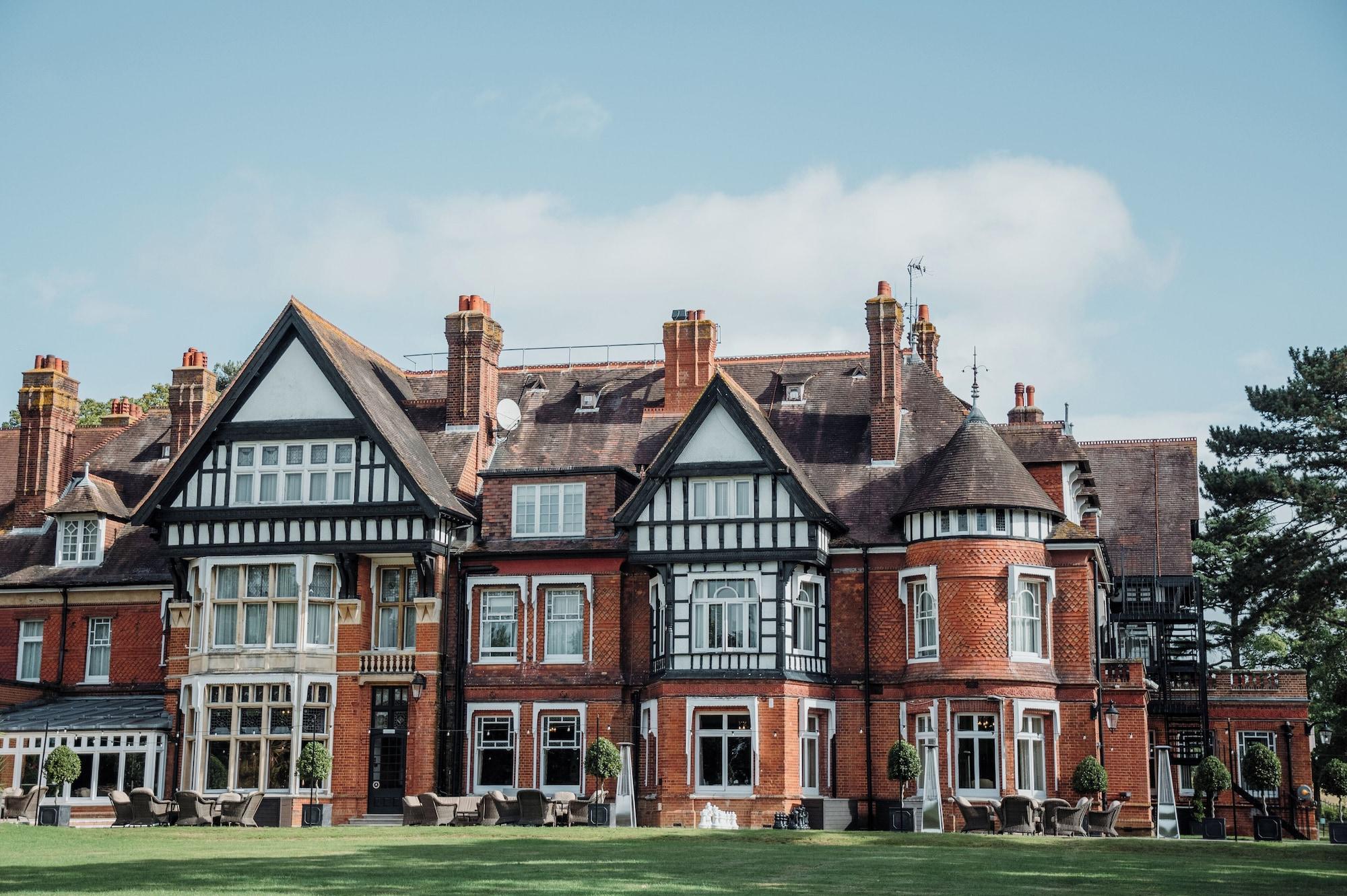 Varios Woodlands Park Hotel