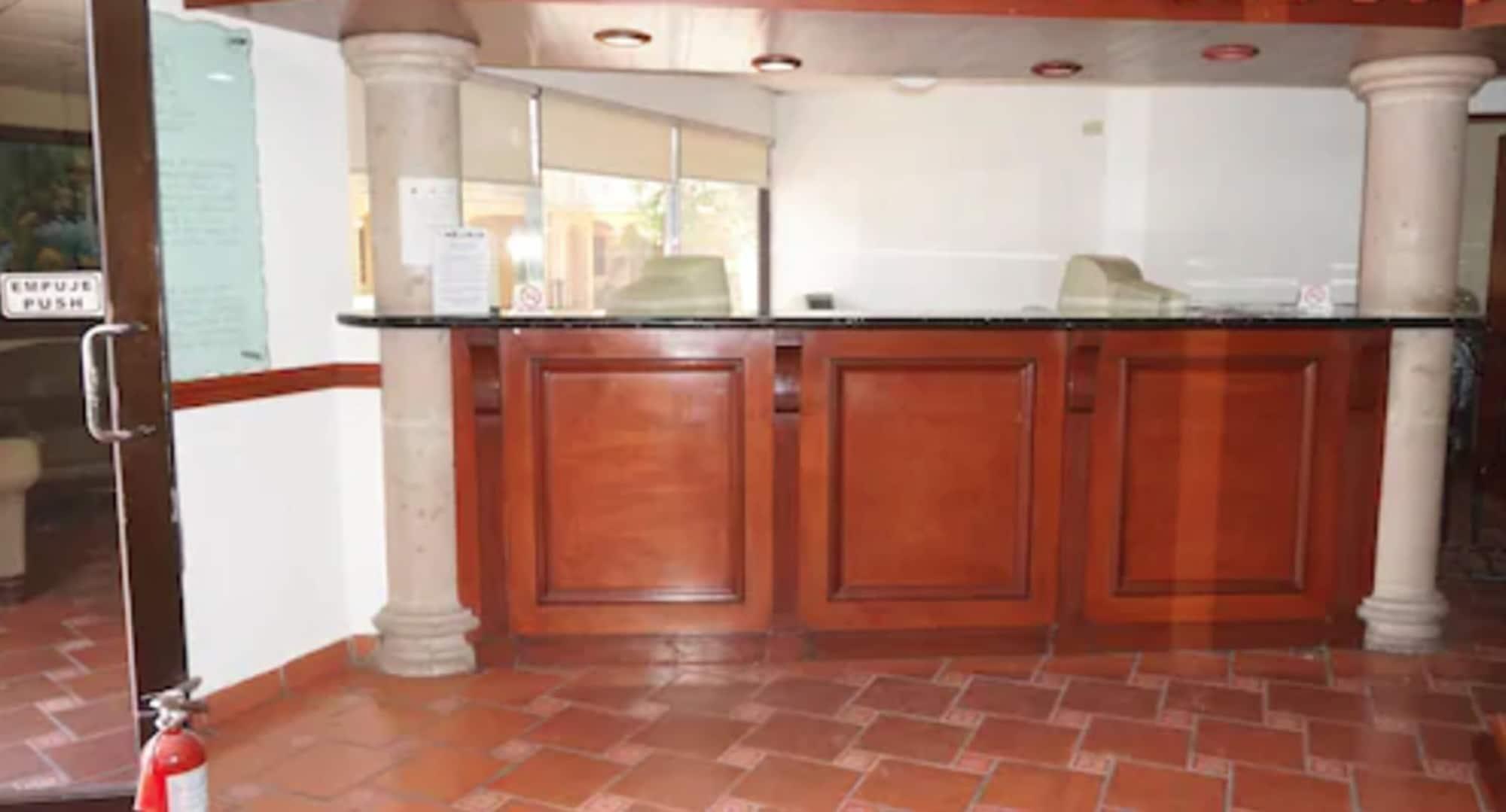 Vista Lobby Hotel Maria Luisa Inn & Suites