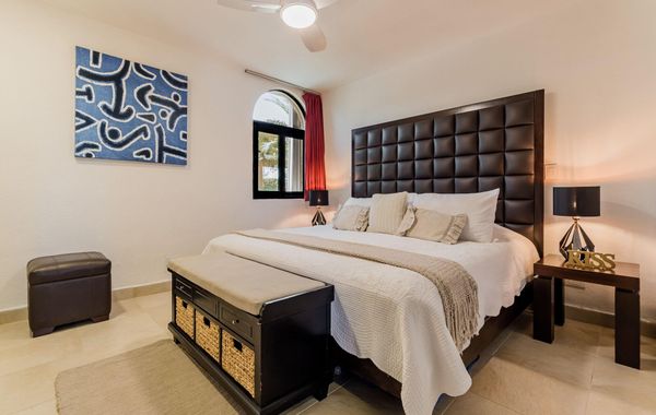 Depa Bliss~Luxurious Beachfront Oasis~King Bed~Pool/Weekly and monthly discounts - Hoteles con campo de golf en Cancún, México