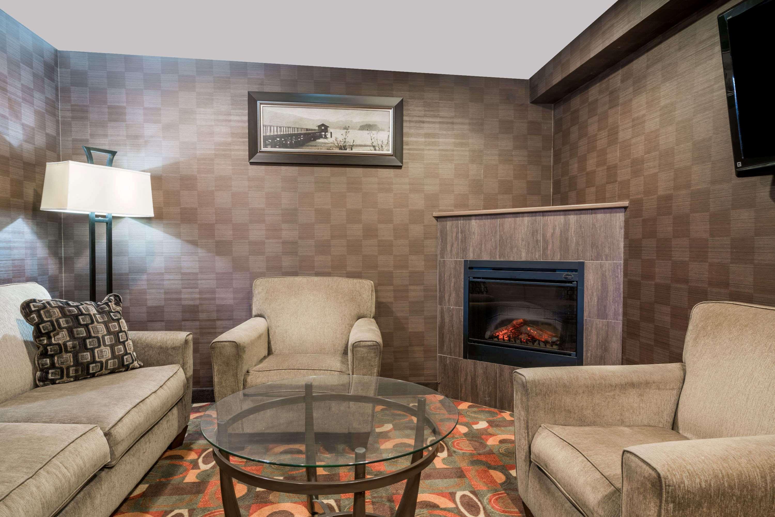 Vista Lobby Baymont by Wyndham Eau Claire WI