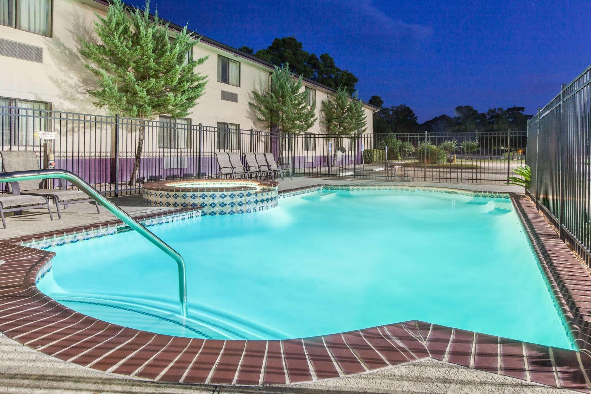 Vista Piscina Super 8 by Wyndham Cleveland TX