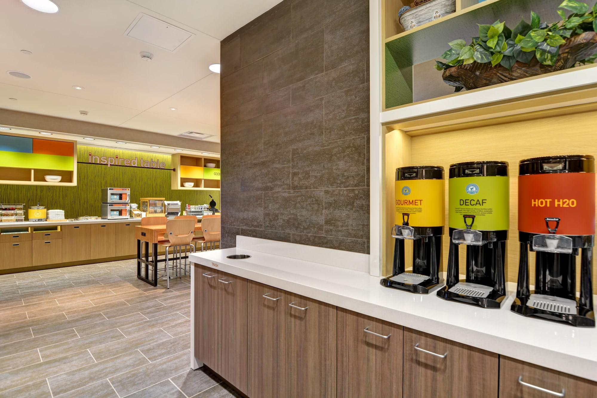 Bar/Salón Home2 Suites by Hilton Des Moines at Drake University