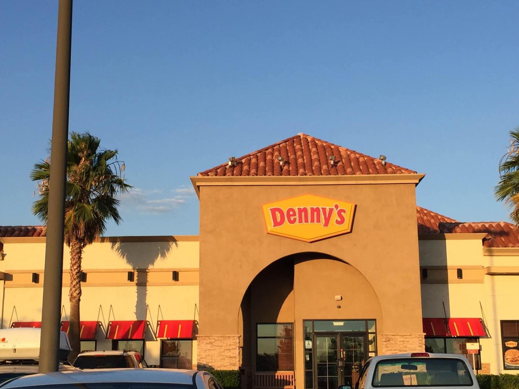 Vista Exterior California Inn & Suites Adelanto US 395