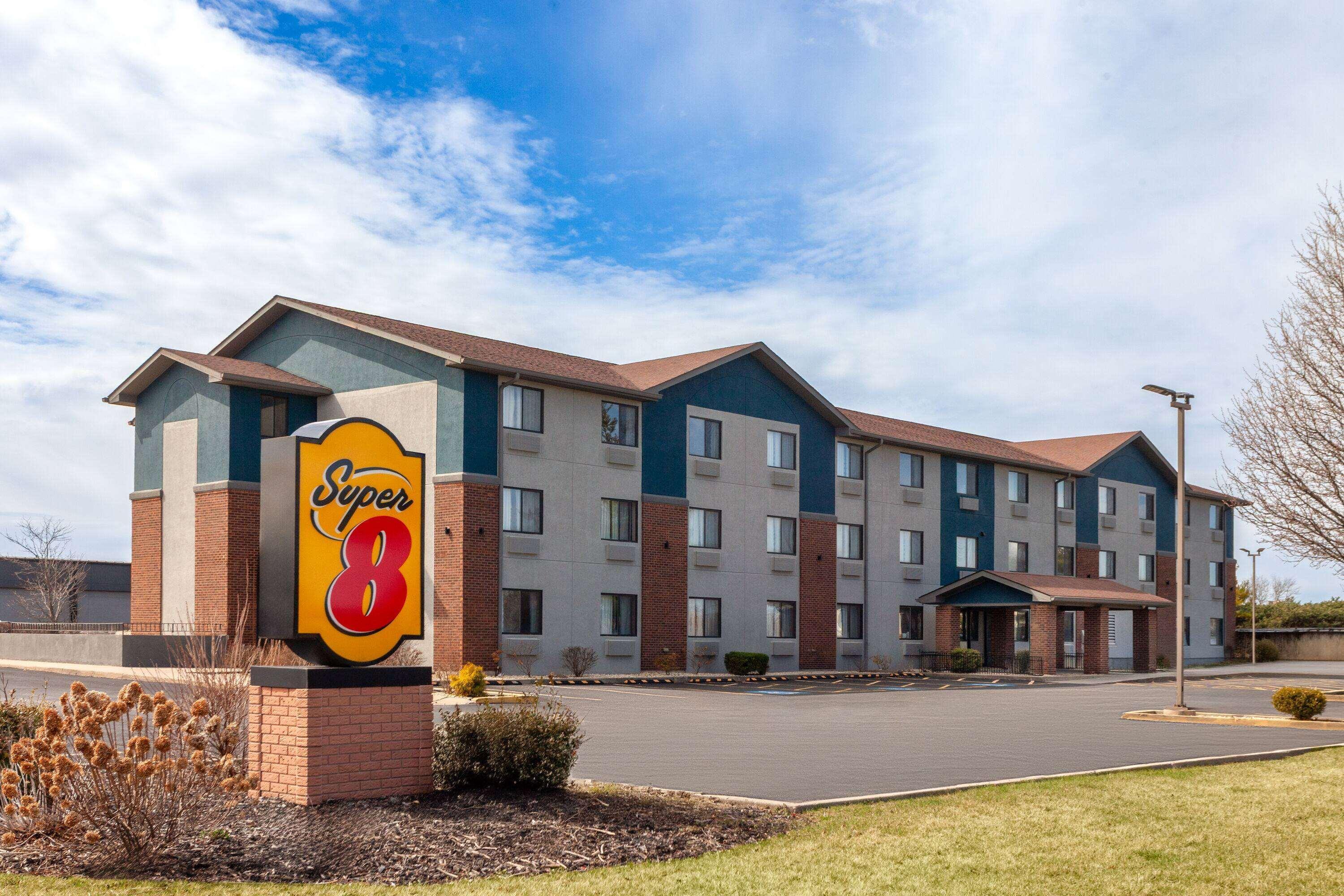 Vista Exterior Super 8 by Wyndham Romeoville Bolingbrook
