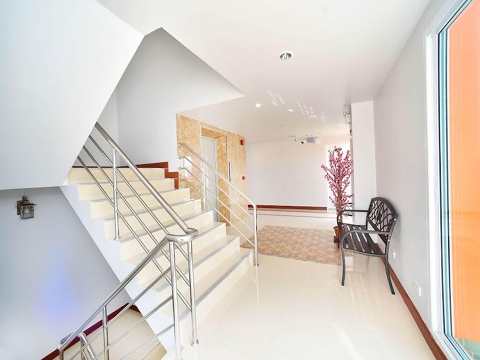 Varios Parvena Hotel