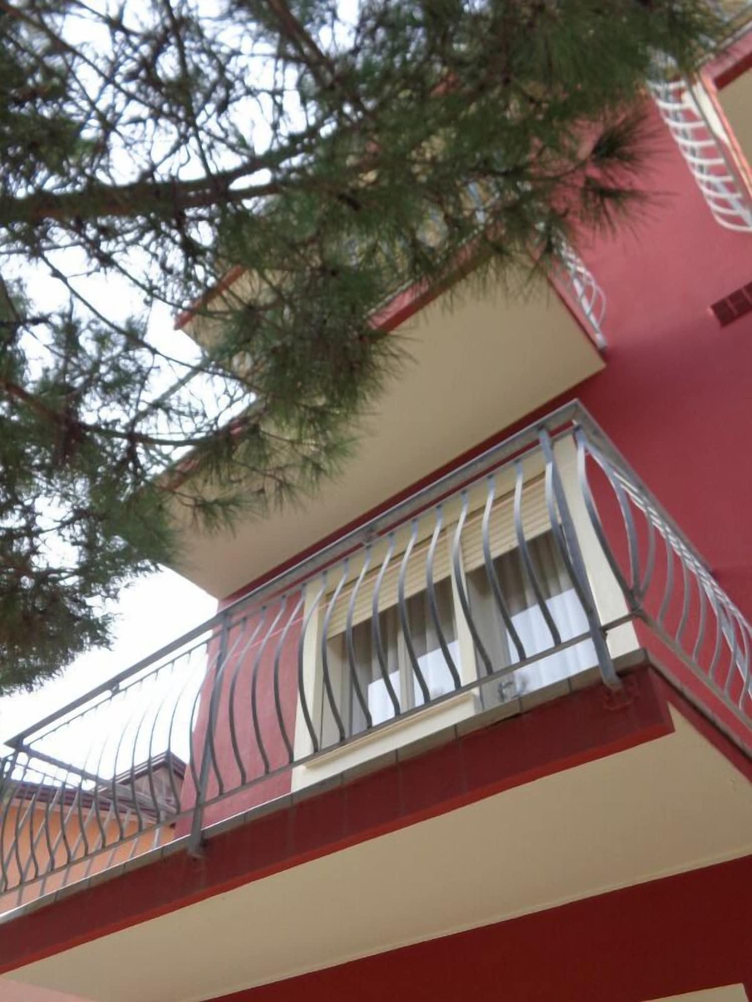 Vista Exterior Hotel Emperador