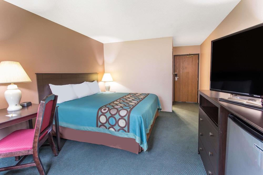 Varios Super 8 by Wyndham Austin MN