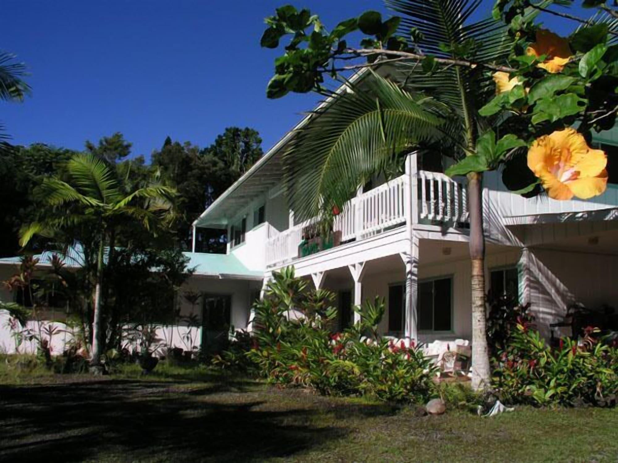 Varios Lava Tree Tropic Inn