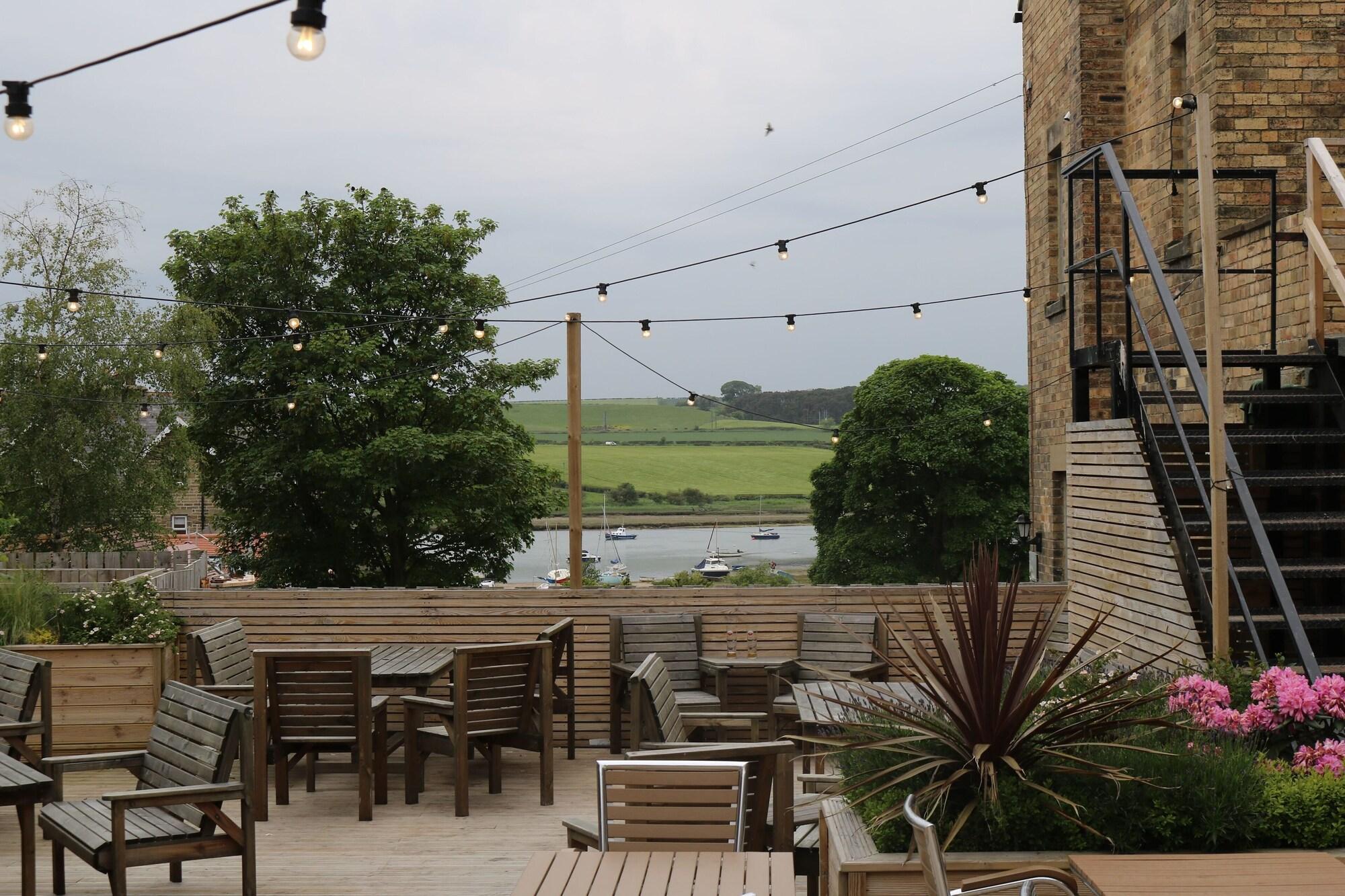 Varios Schooner Hotel