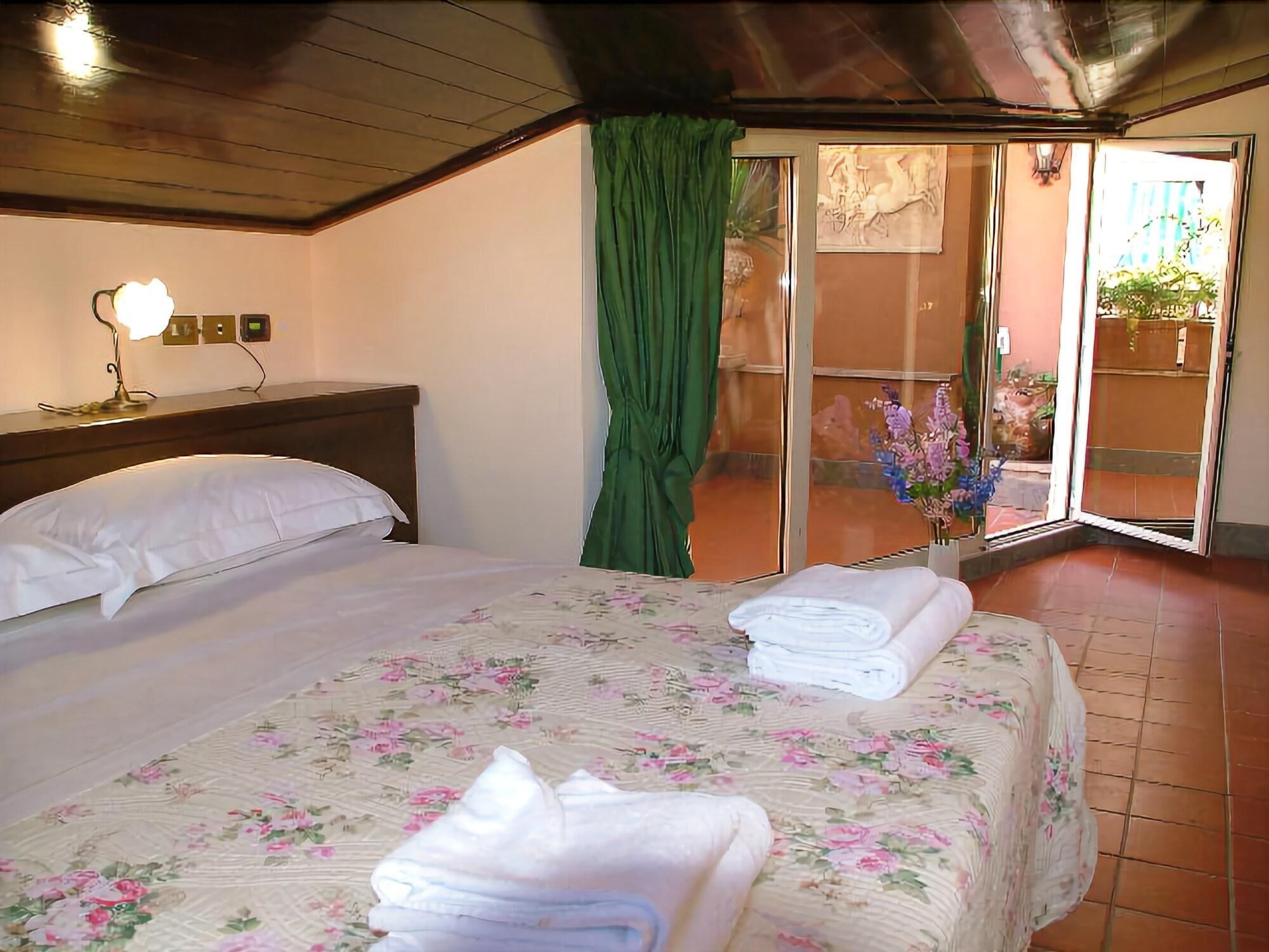 Vista Exterior Hotel Okapi