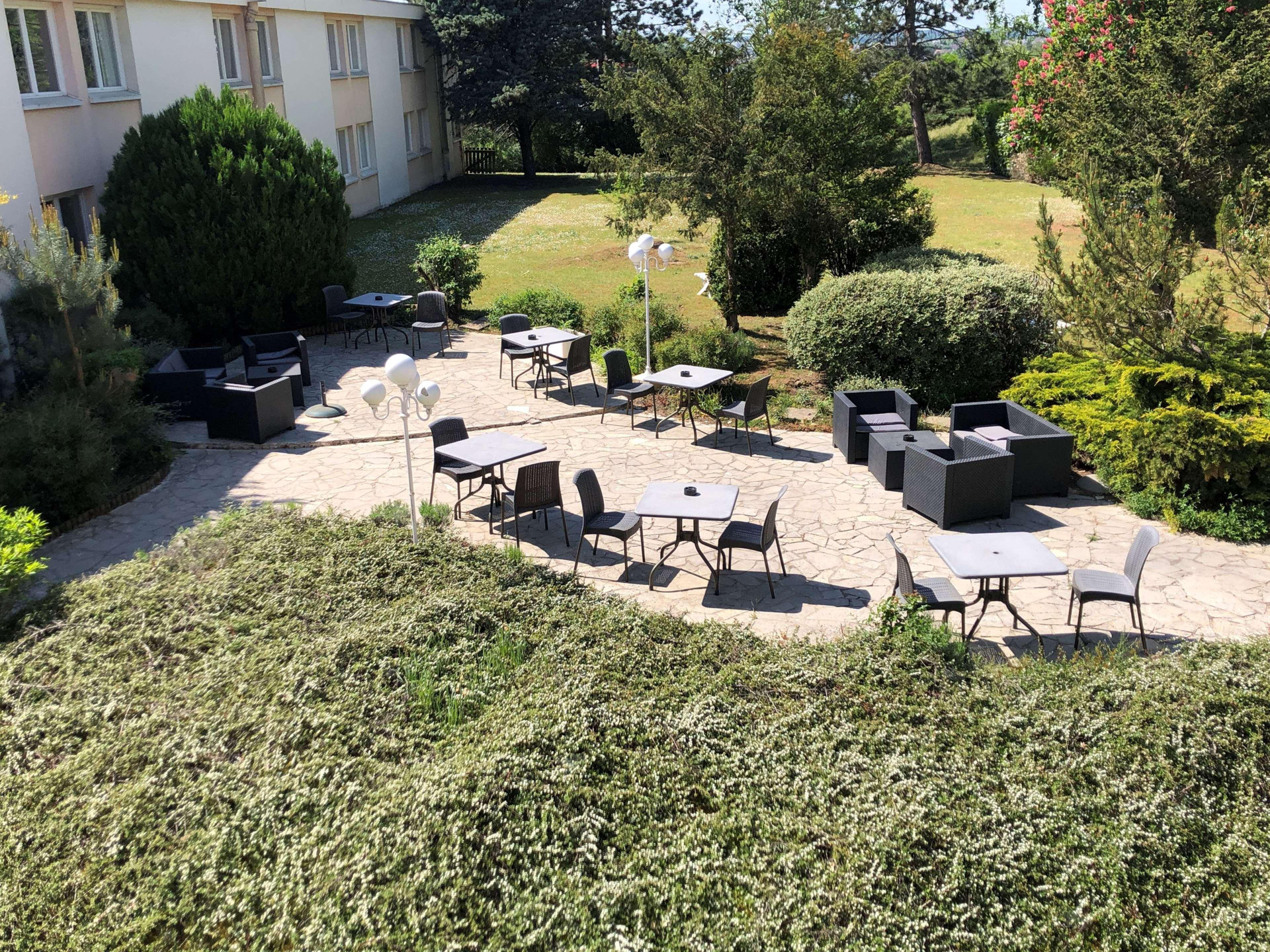 Vista Exterior Kyriad Nemours