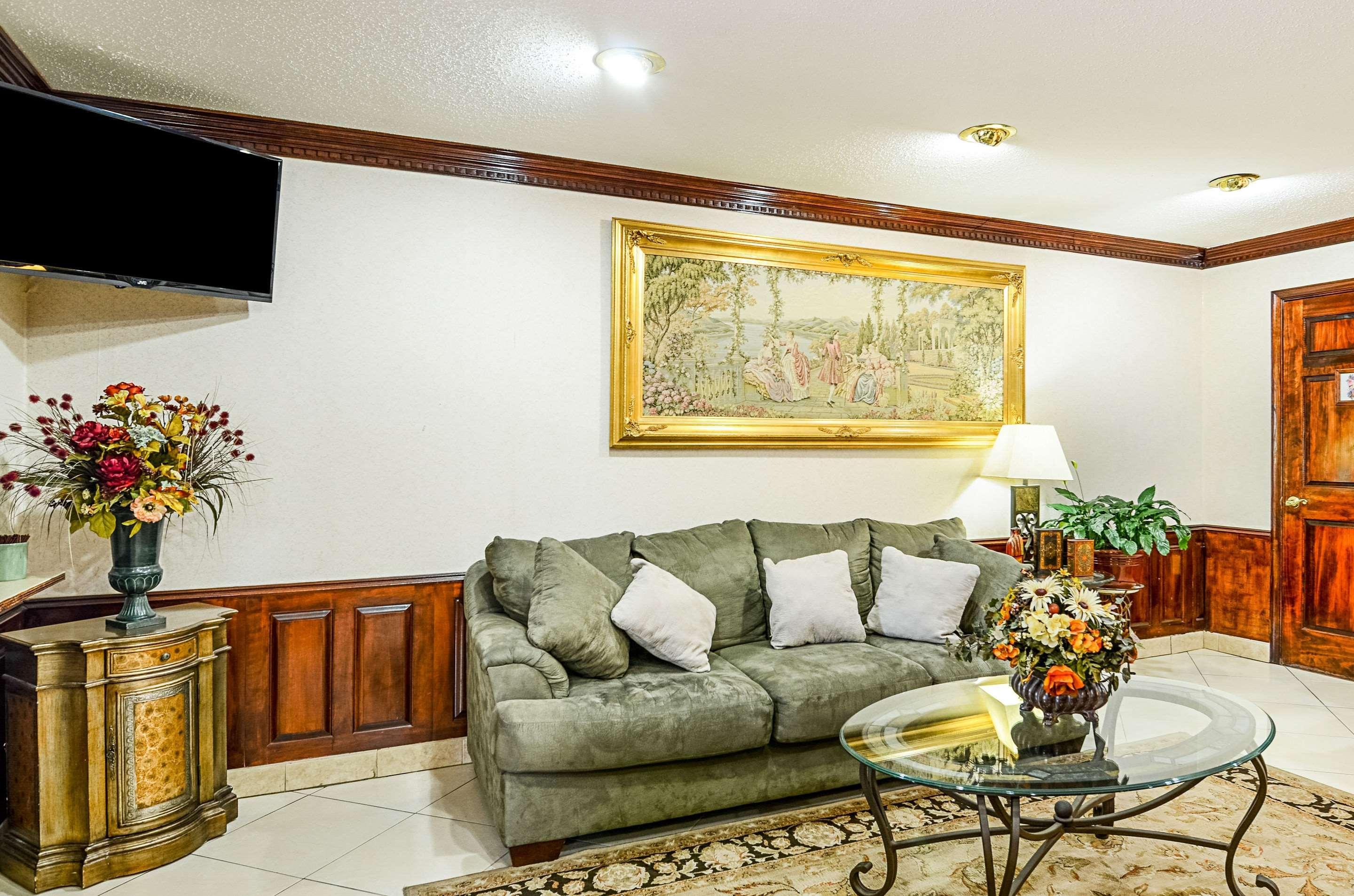 Vista Lobby Quality Inn Mt. Vernon