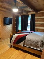 Alquiler Vacacional - Shenandoah river front cabin, hot tub, fireplace, cabin, screened in porches.
