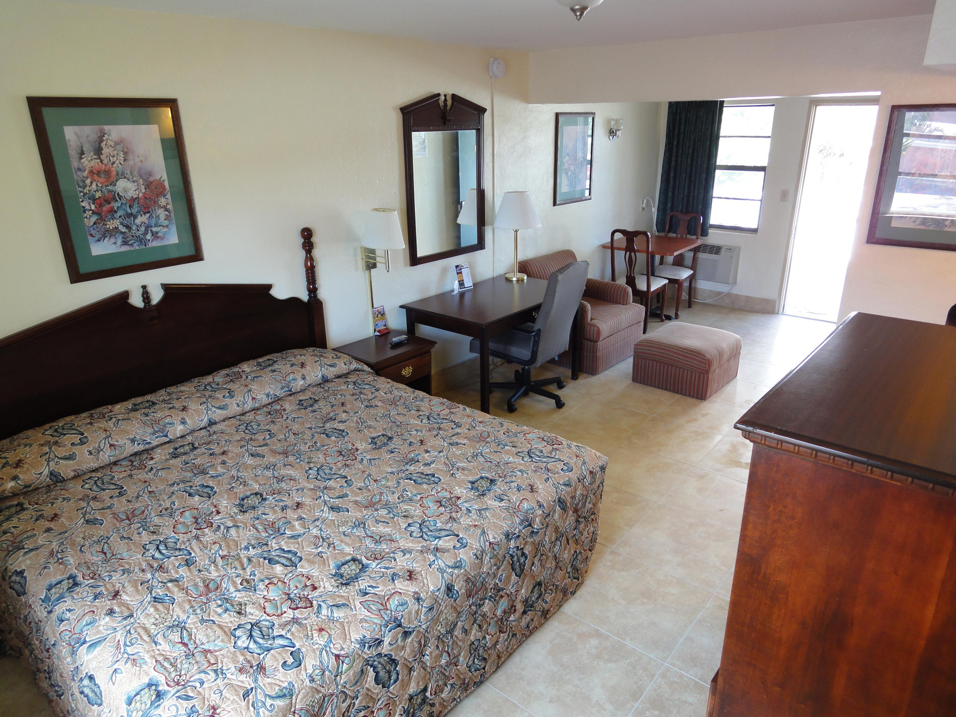 Guest room Budget Inn Ocean Resort