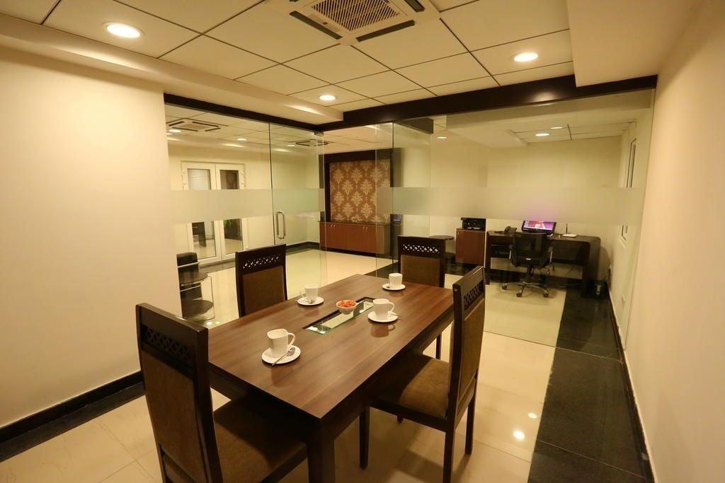 Sala de Reuniones Crest Executive Suites