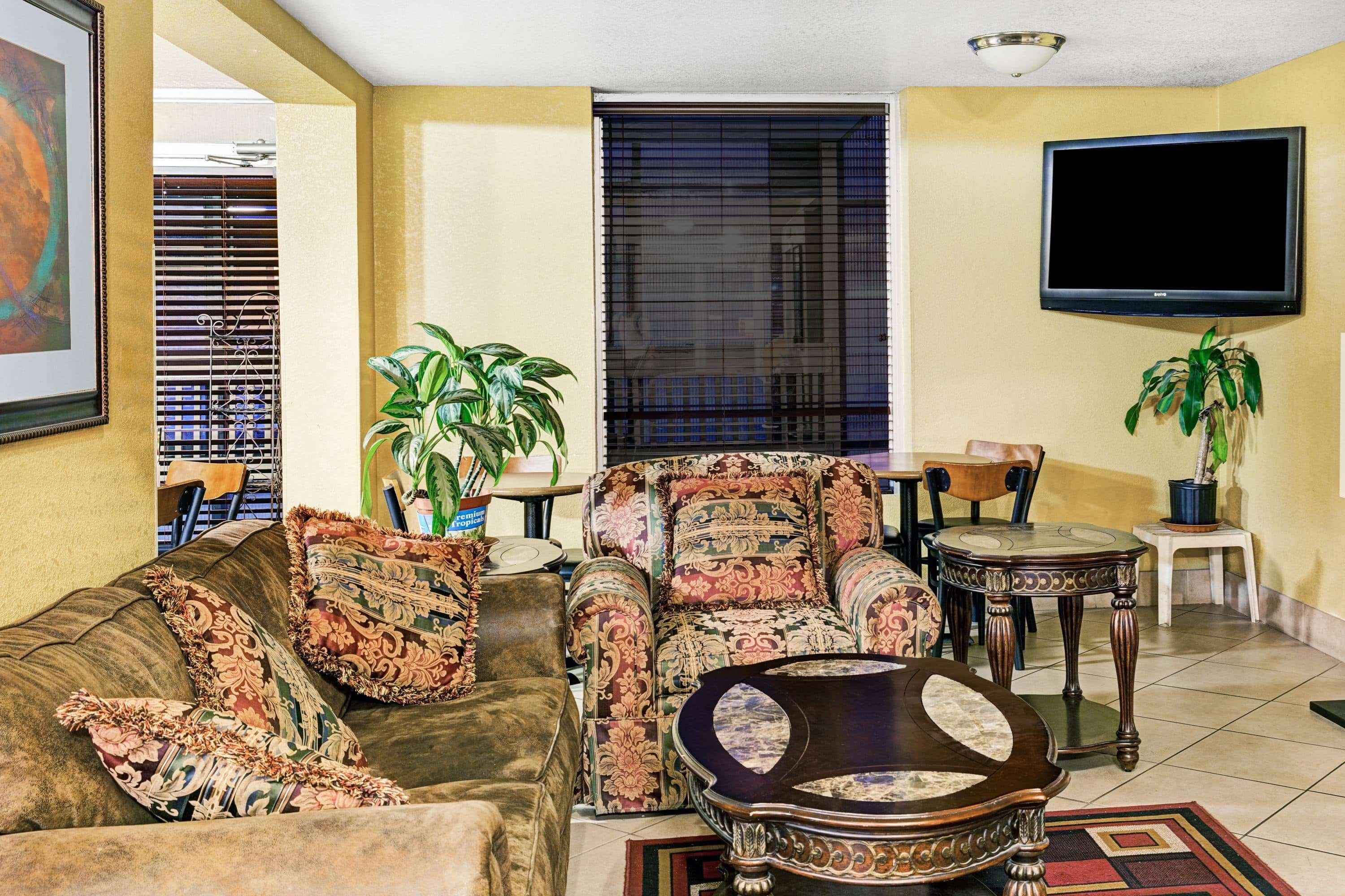 Vista Lobby Days Inn & Suites by Wyndham Downtown Gatlinburg Parkway