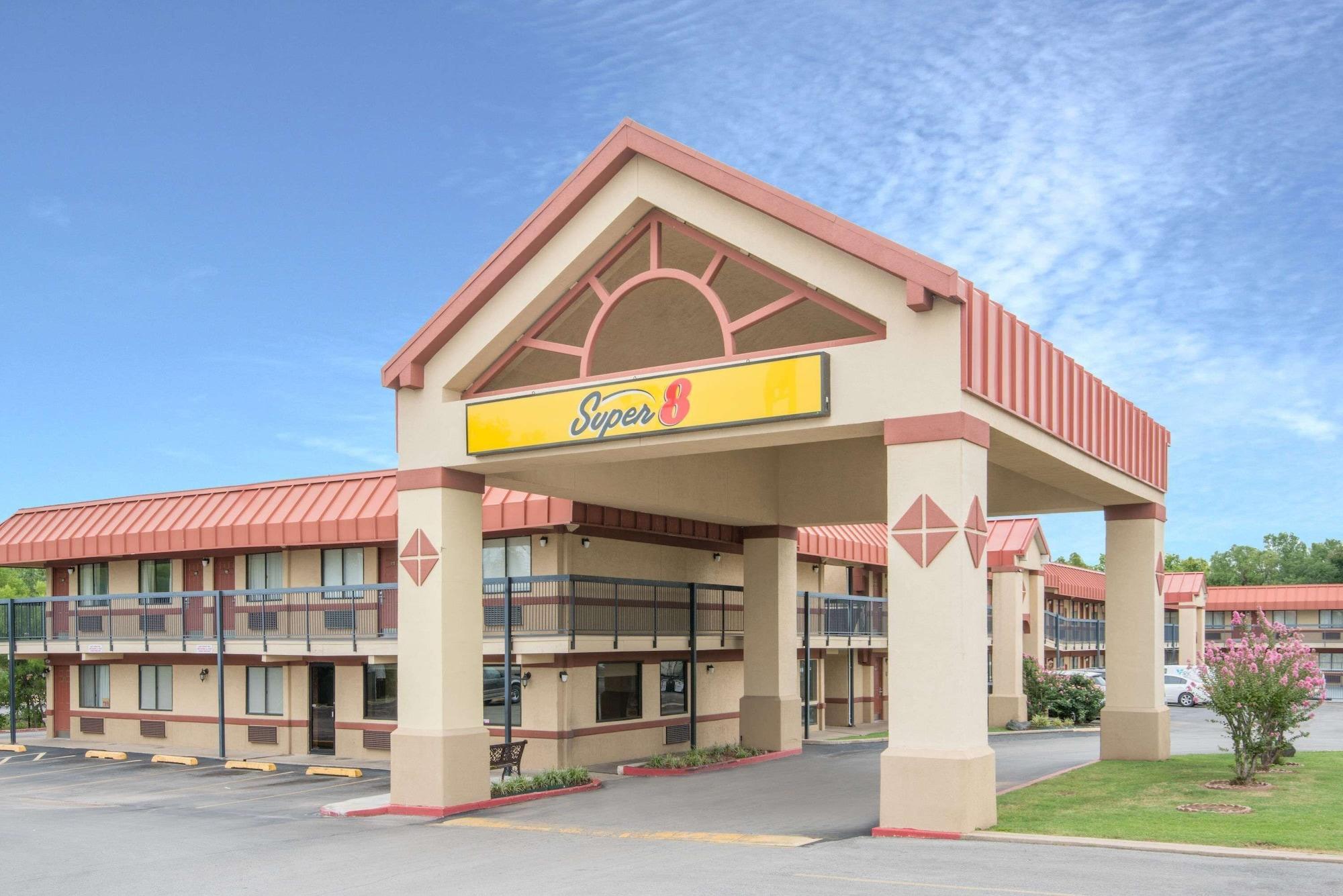 Vista Exterior Super 8 by Wyndham Tulsa