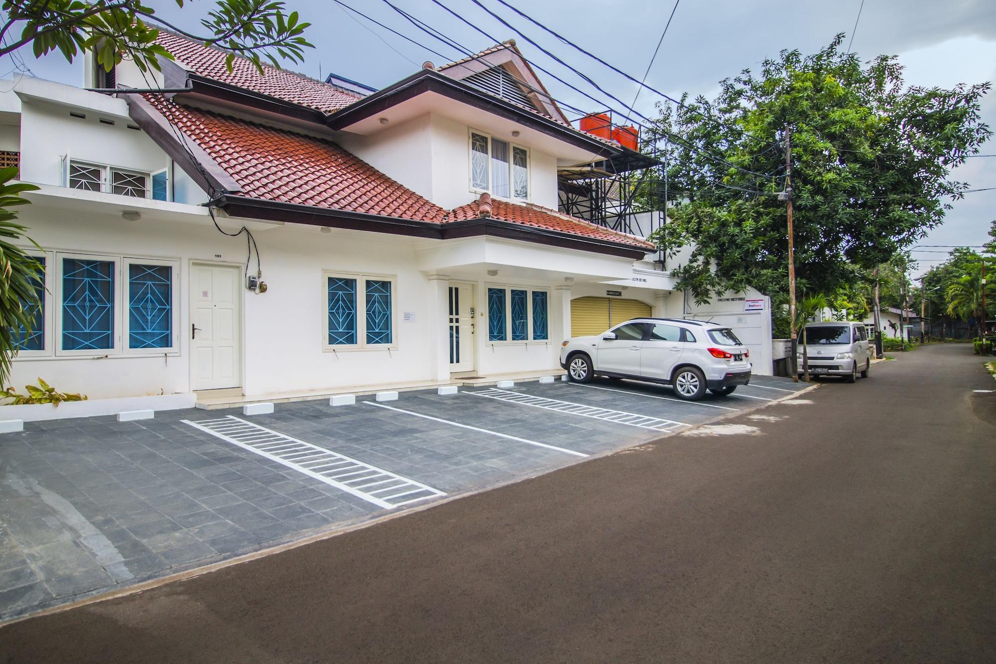 Vista Exterior RedDoorz Plus @ Tendean