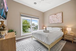 Alquiler Vacacional - Lovely 3-bed With Alfresco Dining in Prime Suburb