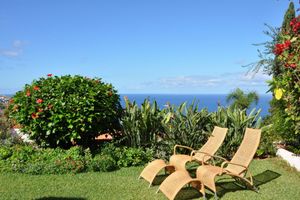 Alquiler Vacacional - Comfortable home with a beautiful blooming garden and a view of the Atlantic