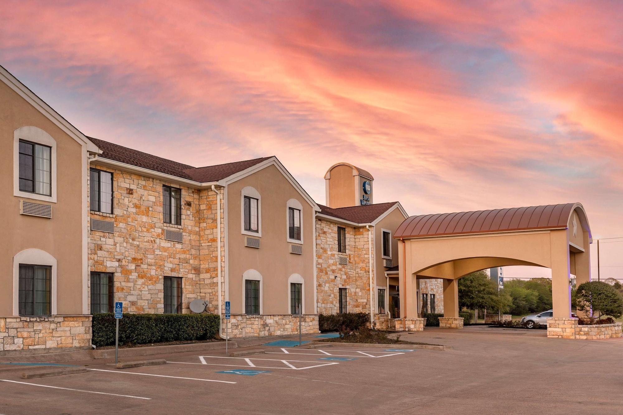 Vista Exterior Best Western Mineola Inn