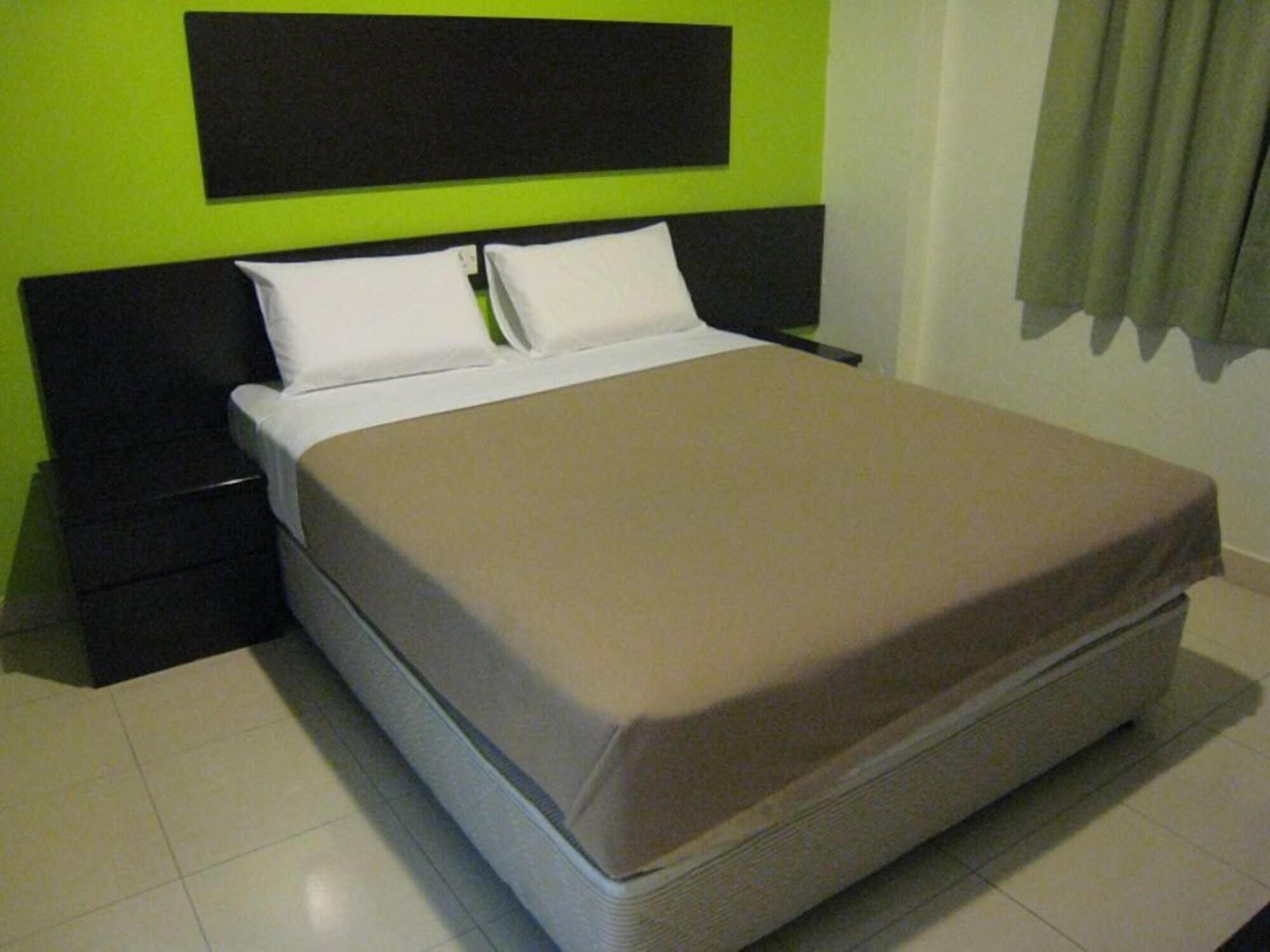 Varios Tropicana Inn