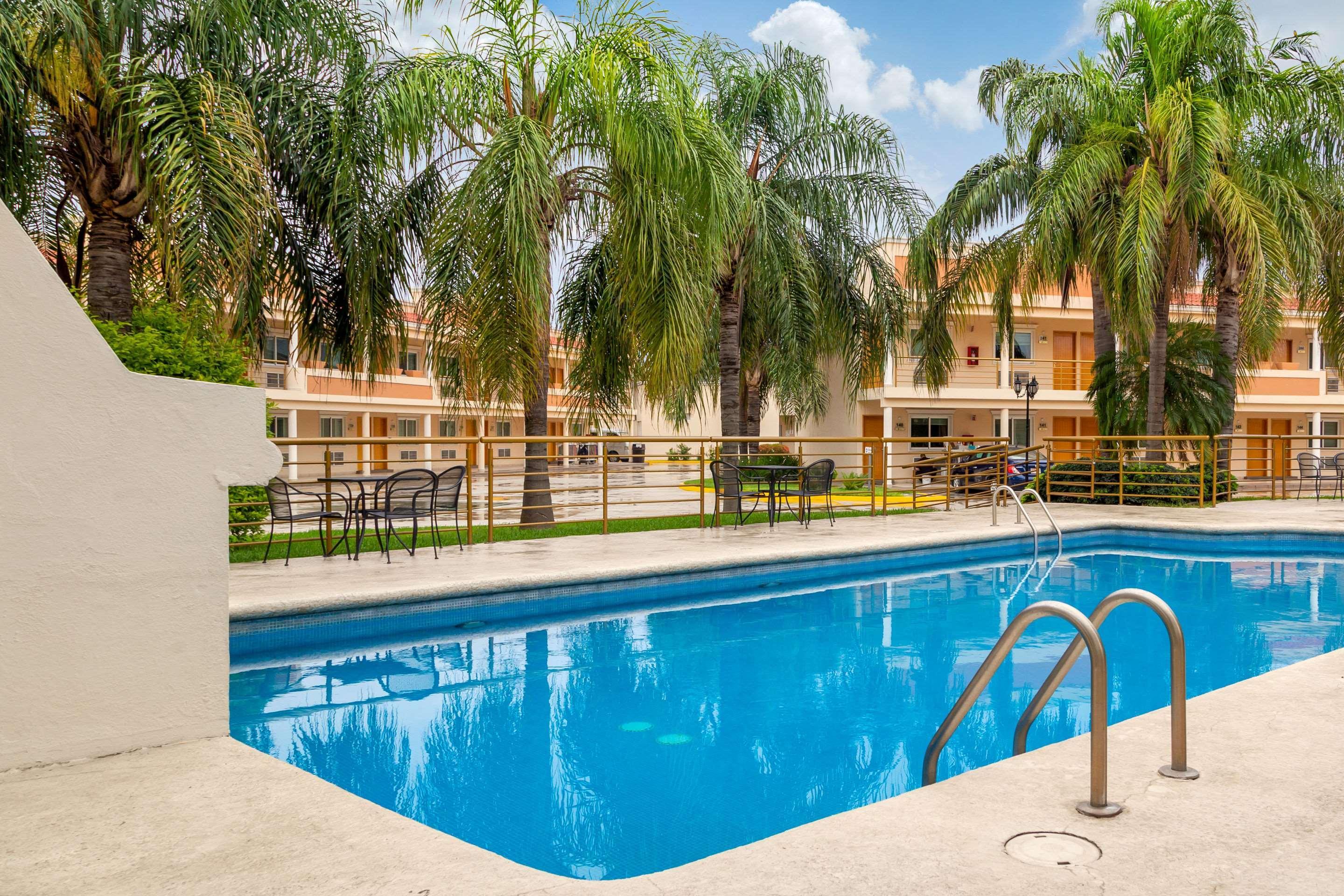 Vista Piscina Comfort Inn Monterrey Norte