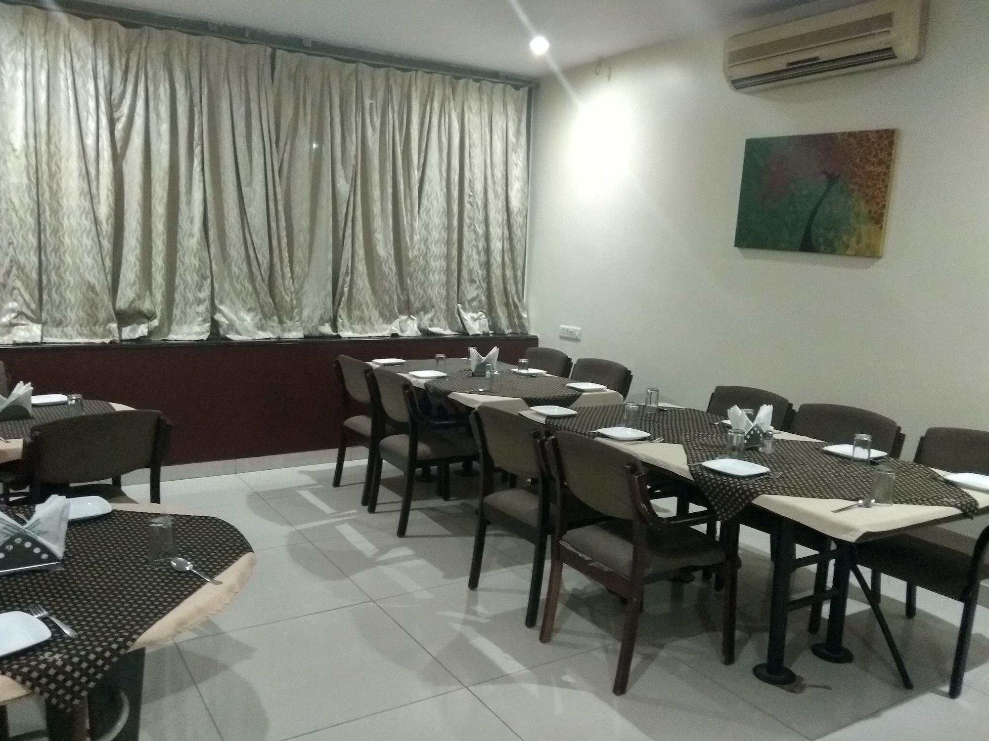 Restaurant JK Rooms 122 Shaheen Lodging & Boarding