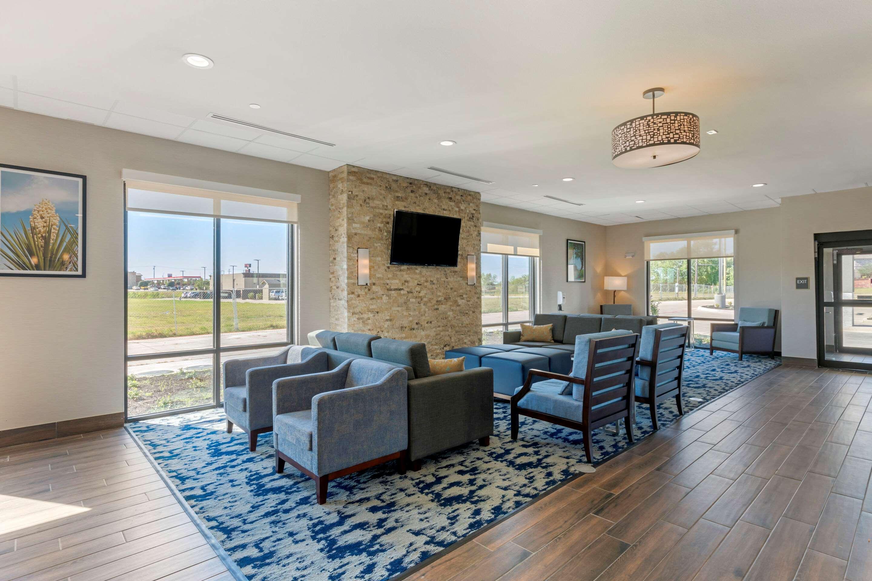 Vista Lobby Comfort Inn & Suites Balch Springs - SE Dallas