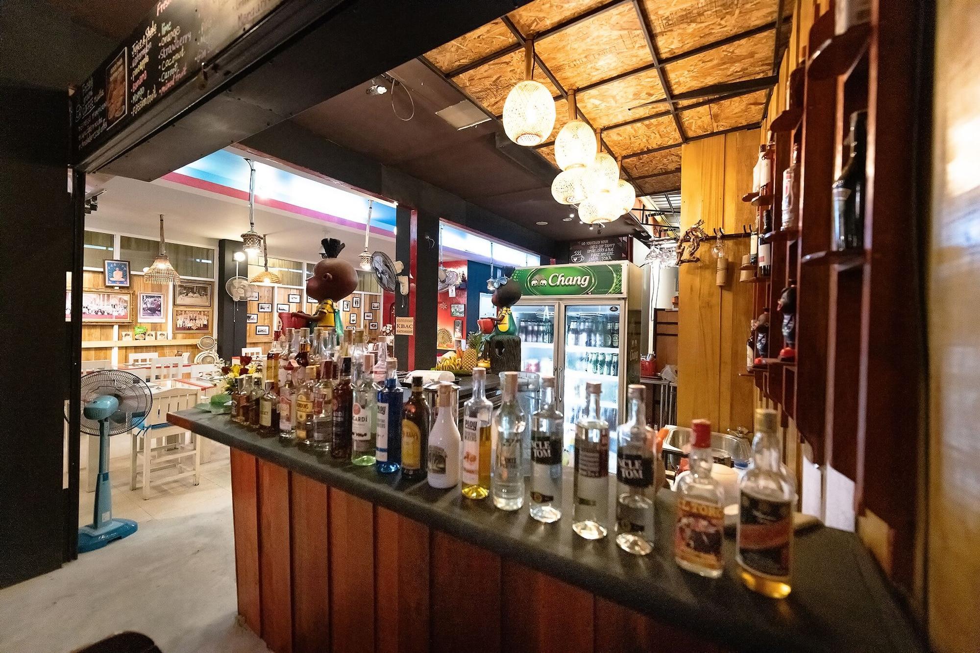 Bar/Salón May House Karon Beach