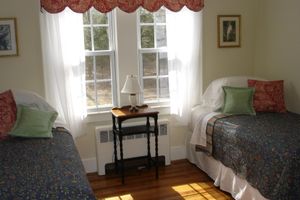 Alquiler Vacacional - A peaceful nature setting within a two minute drive to Historic Downtown Mystic.
