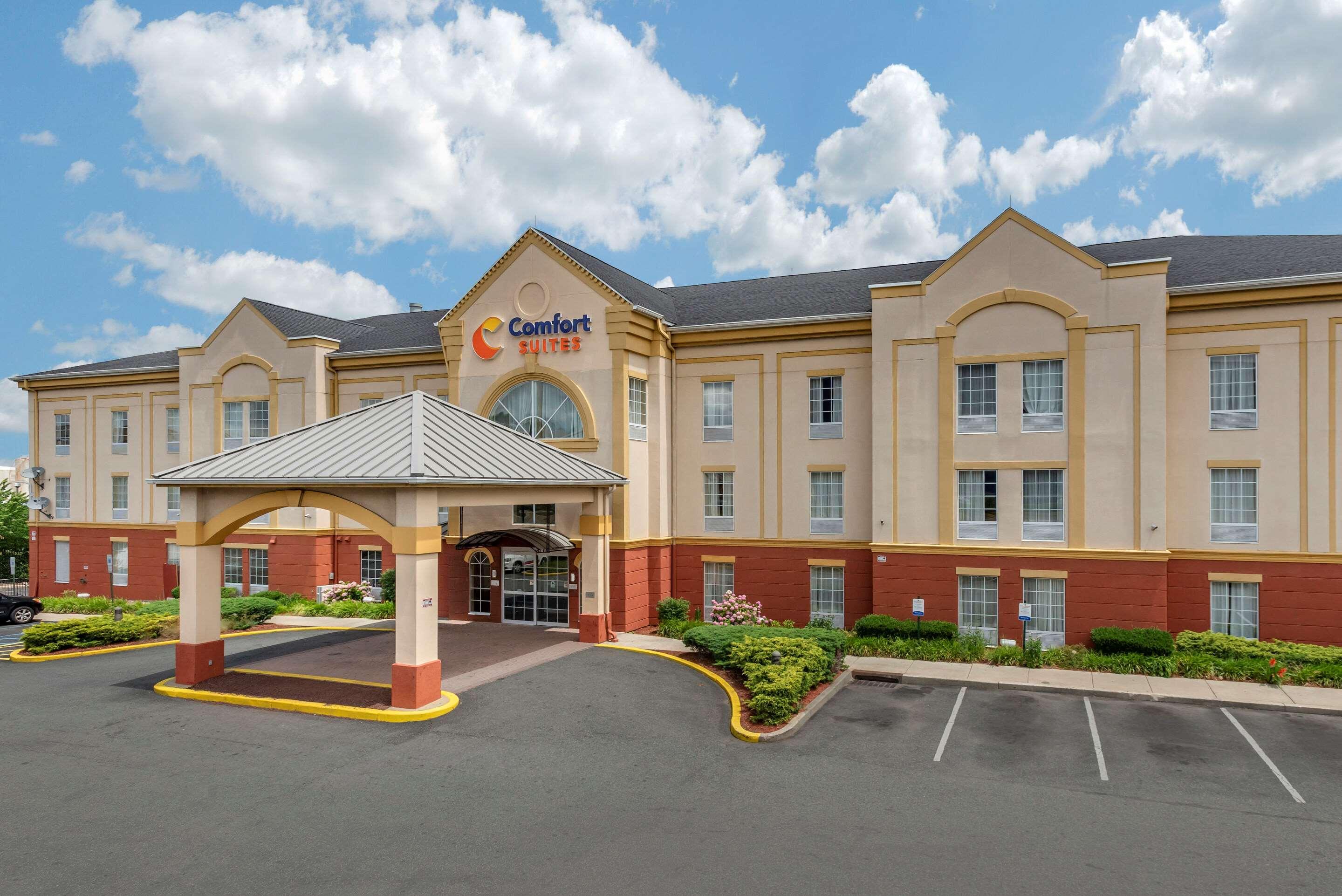 Vista Exterior Comfort Suites Newark - Harrison