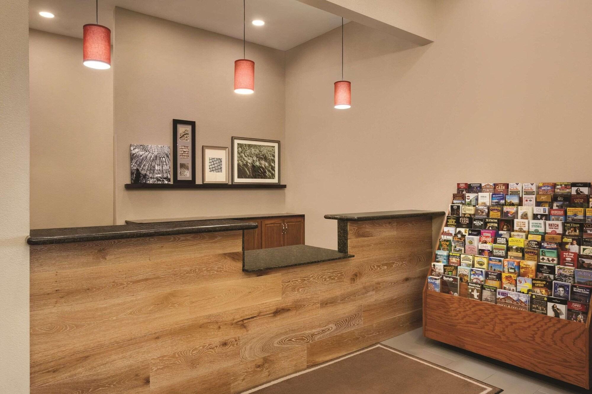 Vista Lobby Country Inn & Suites by Radisson, Goodlettsville, TN
